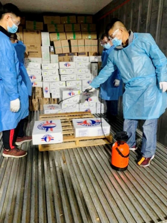 澳门每周消毒冷冻食品外包装箱数超过7万箱。澳门政府图片