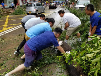 劉國勳(藍衣)指，一早希望當局「特事特辦」宣布今日停工。但政府卻「堅離地」。 劉國勳facebook