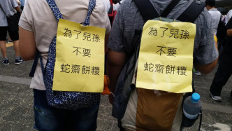 有年長市民發起「銀髮族靜默遊行」。 香港突發事故報料區FB/網民Akuma Mo Gwai圖