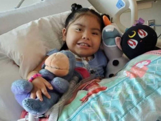新墨西哥州4歲女孩Stella終於在1月27日出院回家。網圖