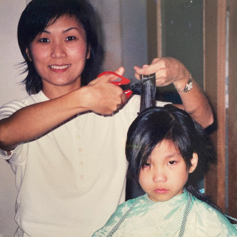 Carmina小时候由妈咪叶咏诗亲自剪头发。
