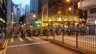 防暴警察在水街佈防