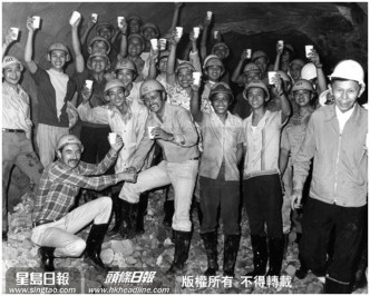水庫的西貢輸水隵道貫通，工作人員飲香檳慶祝。資料圖片