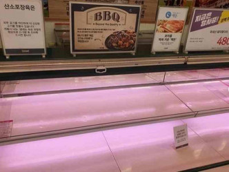 超市貨架上無論拉麵、米、牛奶、雞蛋和急凍食品等都被掃光。網圖