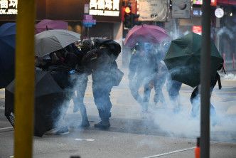 防暴警察多次发射催泪弹。