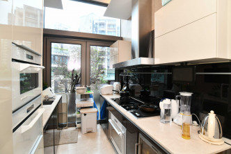 厨房呈长直形，用色以黑白为主，时尚感十足。