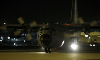 警方搜查由中非抵達葡萄牙的飛機。美聯社圖片