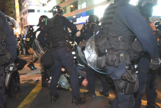 旺角防暴警察制服約十多名示威者