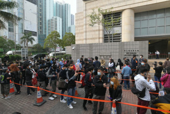 大批市民在西九龍法院外排隊輪籌聽審。
