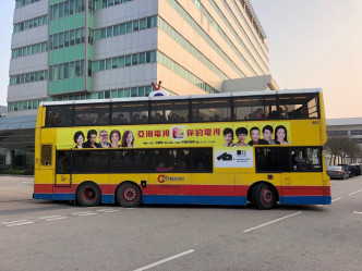 印有亚视广告的巴士，驶入无綫电视城。