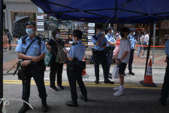 警员在铜锣湾东角道拉起封锁线。