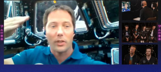 Coldplay与身在国际太空站的法国太空人Thomas Pesquet连线进行对话。
