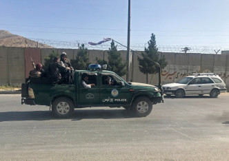 塔利班武裝分子駕駛警車在市內巡邏。路透社圖片