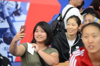中国女排签名会吸引大批球迷，国排众将亦对签名、自拍等等有求必应，尽展亲民一面。冯梓健摄