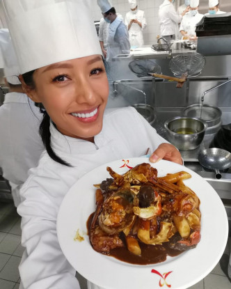 蔣怡最愛上海菜，呢個
毛蟹炒年糕好吸引呀。