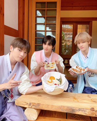（左起）NCT的泰容、志晟、成燦製作松餅。