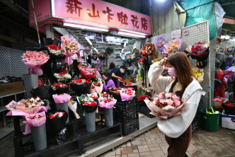 有市民到花墟选购情人节花束。