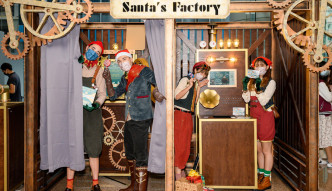 「圣诞老人奇幻工厂」摊位充满特色。