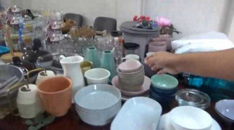 家中被搜出大量家居用品：木碗、陶瓷碗、花瓶、剪刀、毛巾、被罩，都是偷来的。（网图）
