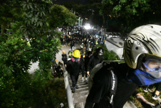 示威者與警察晚上持續對抗。