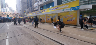 示威者用沙填满电车路轨。