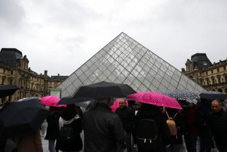 法国游客在罗浮宫外排队。AP图片