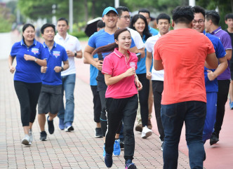 陈凯欣以「健康大使」身分，在区内向居民推动健康生活。