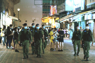 多名防暴警察于荃湾路德围巡逻。本报记者摄