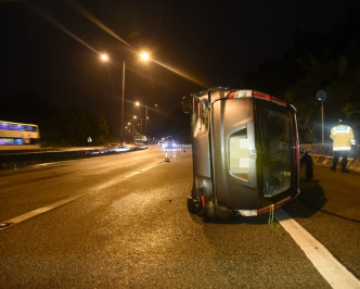 一輛七人車於屯門公路失控翻側，有駕駛者目擊司機事後逃去。