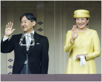 今年5月，雅子穿上黃色的通常禮服，陪同日皇德仁接受民眾祝福。（美聯社）
