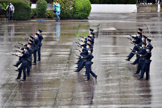 警队进行中式步操表演。