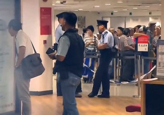 警员到屯门滙丰银行调查。