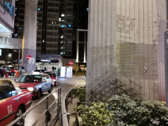 香港大學站附近山道天橋石柱未見有塗污。