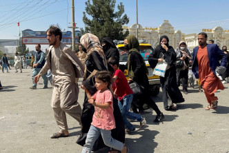 大批绝望民众涌入机场希望逃离阿富汗。路透社图片