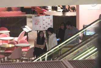 荣文蔚带儿子阮永谦及其朋友仔去K11 Musea的网红餐厅食嘢。