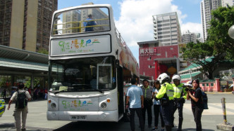 出席活動人士 乘坐雙層巴士 前往 以上各區 進行宣傳活動。