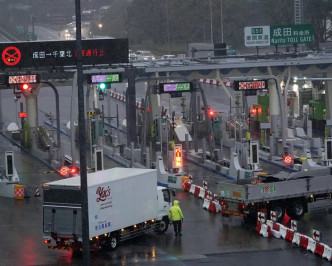 暴雨導致陸空交通大受影響。AP