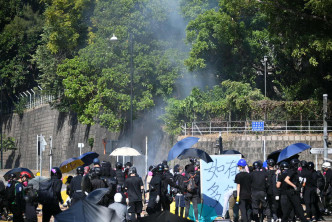 警方施放催淚彈驅散示威者。