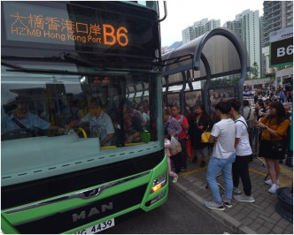 東涌往大橋香港口岸的B6線巴士站下午開始排隊的人流增多。