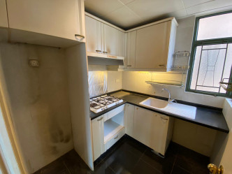 廚房設有多組廚櫃，亦有大量嵌入空間，方便安放電器。