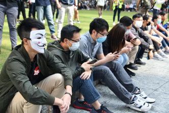 約500人在鰂魚涌太古港島東中心空地聚集。