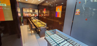 黃大仙中心珠寶店職員慨嘆近期生意冷清。