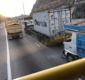 屯门公路货车相撞。交通突发报料区