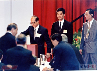 96年11月15日推委會首次會議上，長江主席李嘉誠正進行投票情況。資料圖片