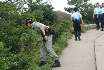 警察机动部队到场搜查。林思明摄