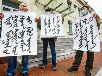 内蒙古教育厅要求今年起小学、初中入学加强汉语授课，受当地市民反对。网图