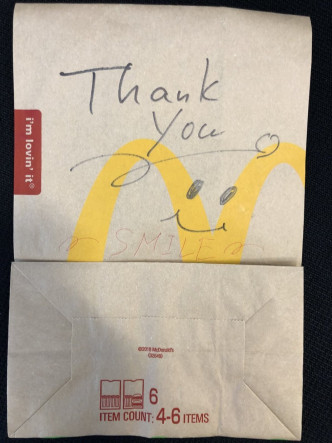日本網民外賣點一份「笑容」，獲店家送上笑哈哈圖案外賣紙袋。網圖