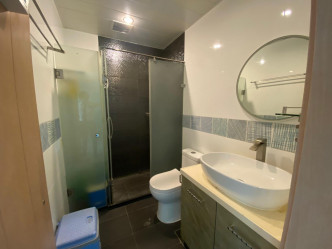 浴室备有独立淋浴间，有助保持整洁。