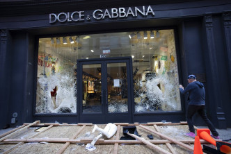 美國示威者在紐約大肆搶掠及破壞商戶。AP資料圖片