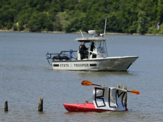 有示威者駕駛小船和小艇在附近的哈德遜河示威。AP